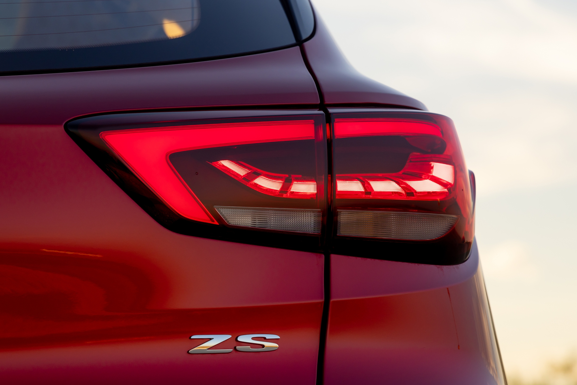 Vista parcial trasera del MG ZS que destaca su moderna óptica LED
