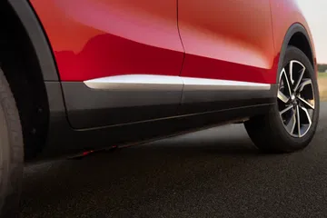 Lateral del MG ZS destacando su línea y diseño de llantas.