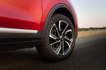 Vista detallada del rin y neumático del MG ZS, destacando su diseño deportivo.
