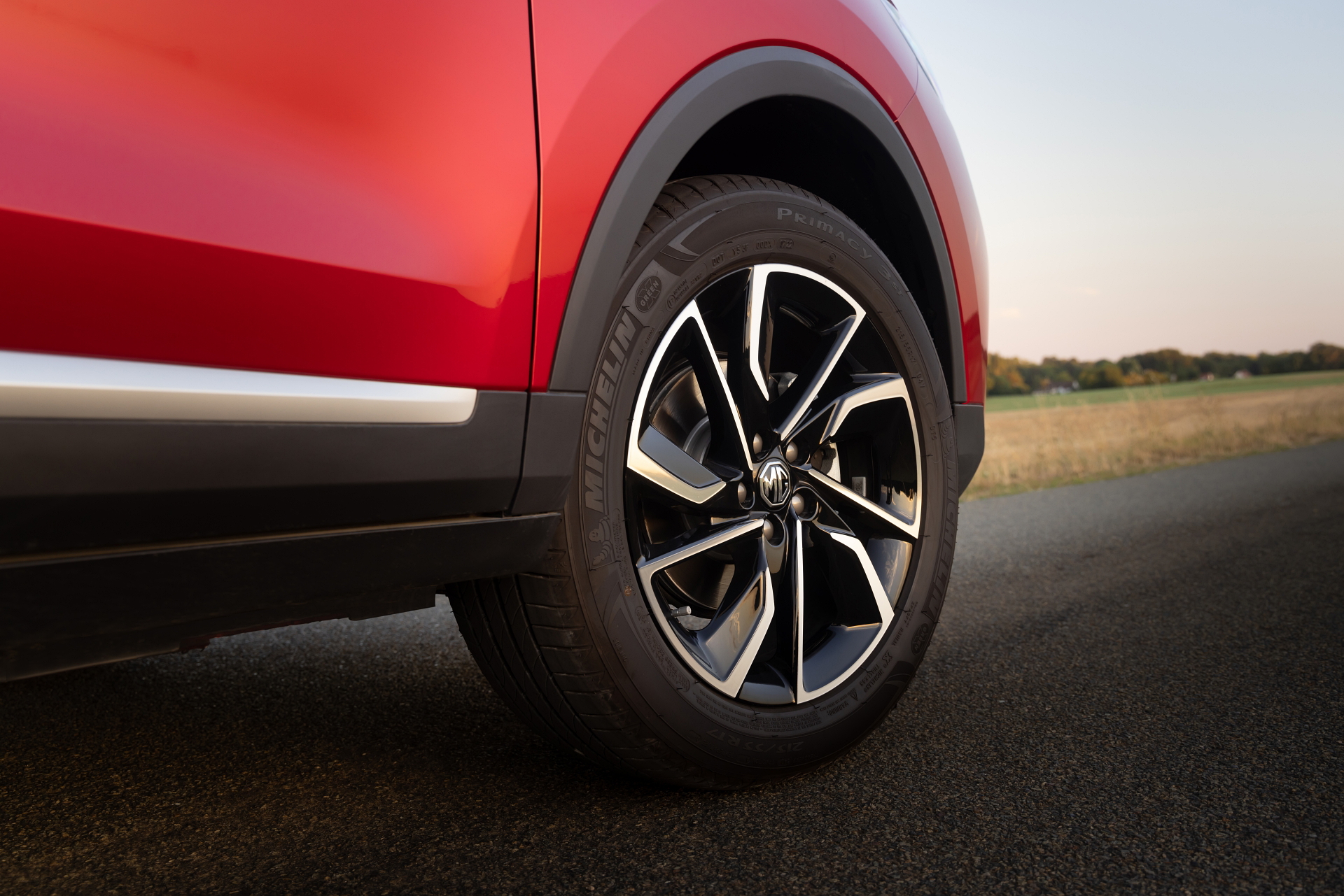 Vista detallada del rin y neumático del MG ZS, destacando su diseño deportivo.