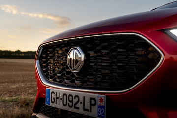 Vista frontal detallada del MG ZS, enfatizando la robustez y diseño de la parrilla.