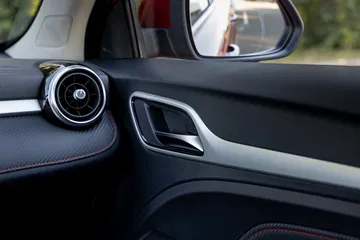 Acabados y detalles del interior del MG ZS, reflejando la calidad y diseño.