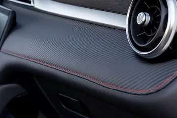 Vista cercana del acabado y detalles interiores del MG ZS.