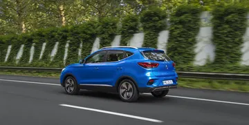 Dinamismo y diseño se fusionan en la trasera lateral del MG ZS EV. Dinamismo y diseño se fusionan en la trasera lateral del MG ZS EV.