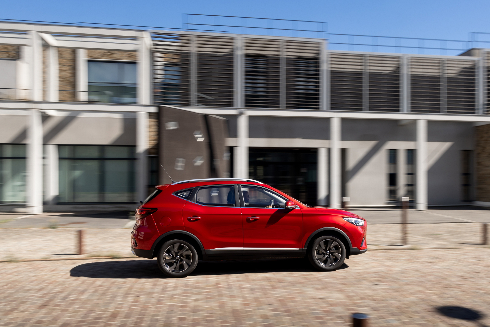 Muestra un MG ZS en ambiente urbano, destacando su diseño lateral