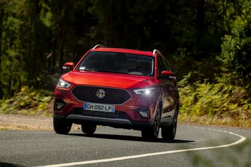 MG ZS en plena acción, mostrando su diseño delantero y lateral dinámico.
