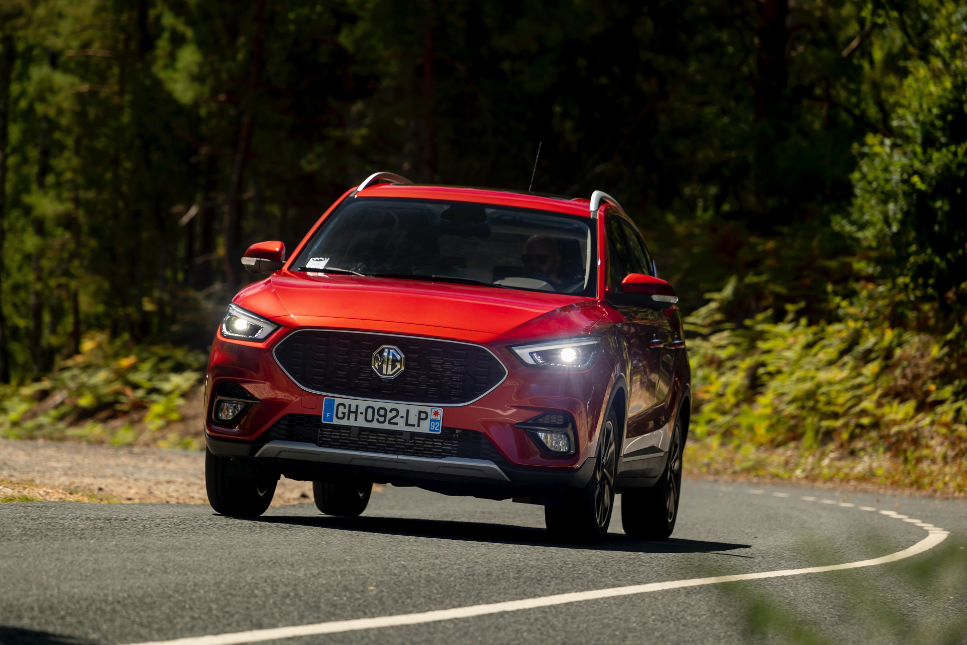 MG ZS en plena acción, mostrando su diseño delantero y lateral dinámico.