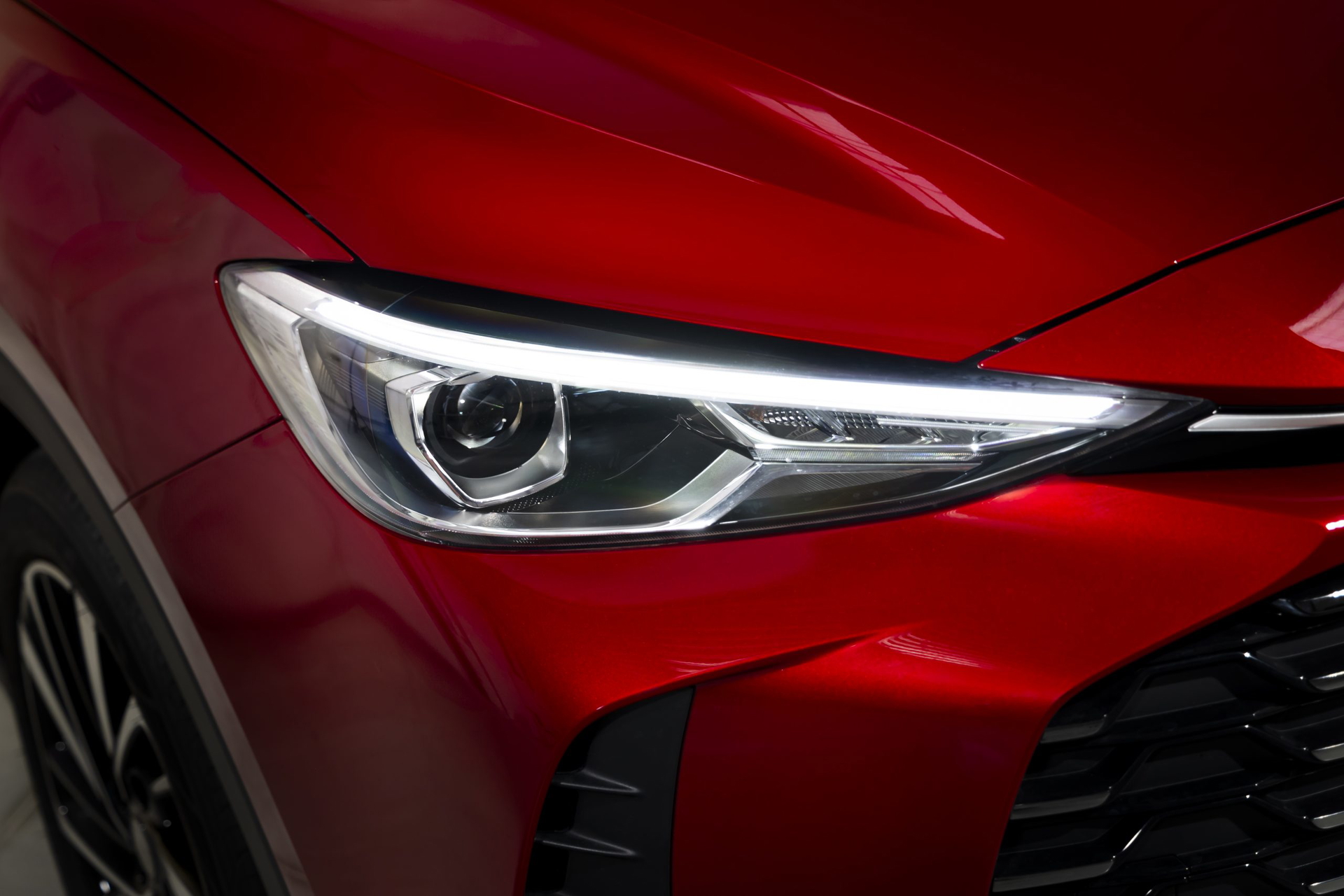 Primer plano del sistema de iluminación del MG ZS híbrido, destacando su diseño moderno.