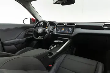 Vista del habitáculo del MG ZS híbrido, destacando su diseño y ergonomía.