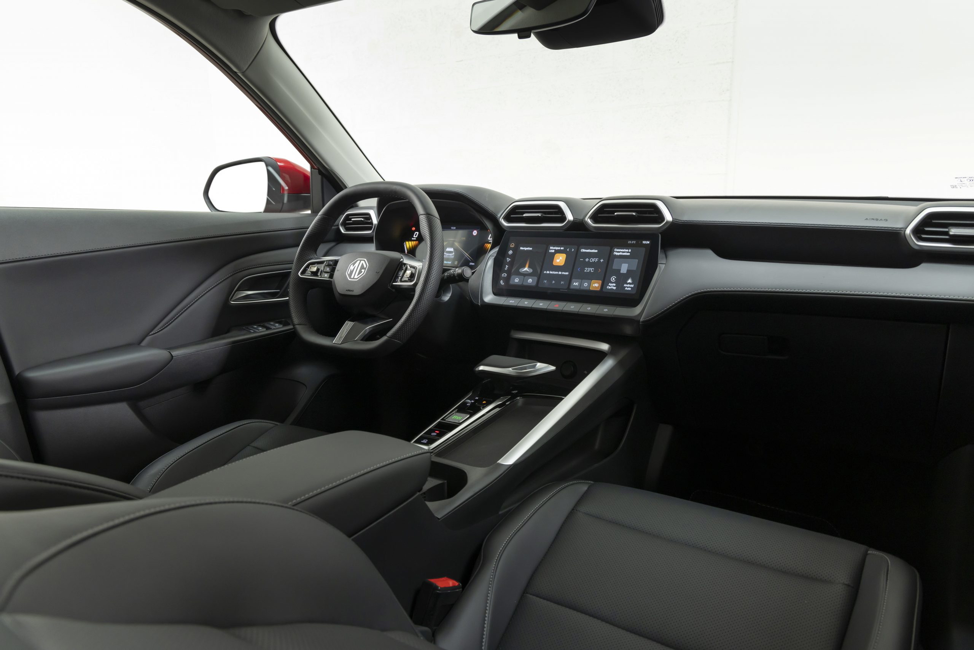 Vista del habitáculo del MG ZS híbrido, destacando su diseño y ergonomía.