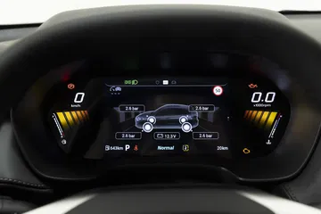Cuadro de instrumentos digital del MG ZS híbrido, legible y moderno.