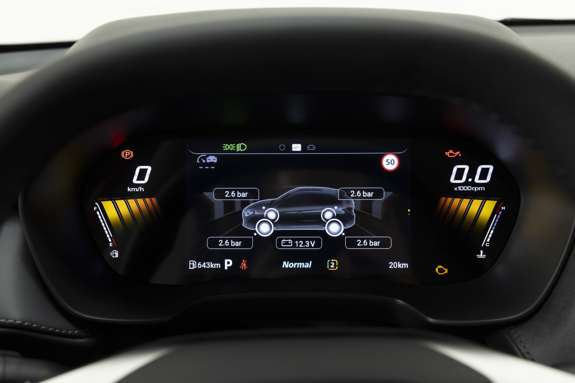 Cuadro de instrumentos digital del MG ZS híbrido, legible y moderno.