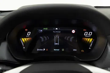 Vista del cuadro de instrumentos digital del MG ZS híbrido, nítido y moderno.