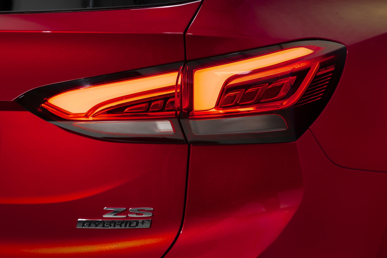 Vista detallada de la luz trasera del MG ZS Hybrid, destacando su diseño moderno.