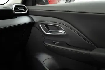 Detalle de acabados y materiales puerta MG ZS híbrido.