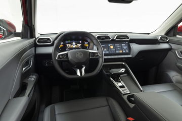 Vista del puesto de conducción del MG ZS híbrido, destacando su moderna instrumentación.