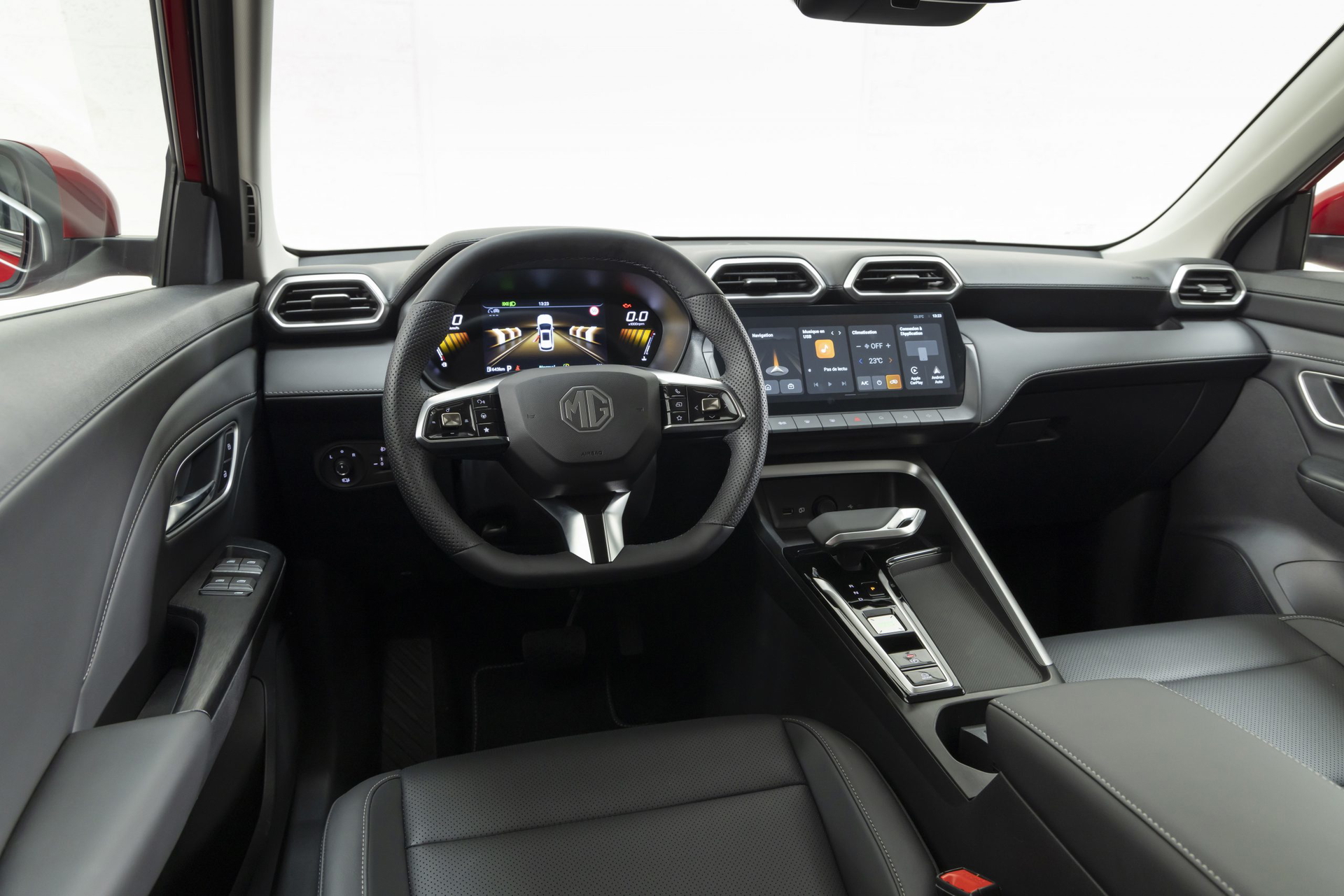 Vista del puesto de conducción del MG ZS híbrido, destacando su moderna instrumentación.