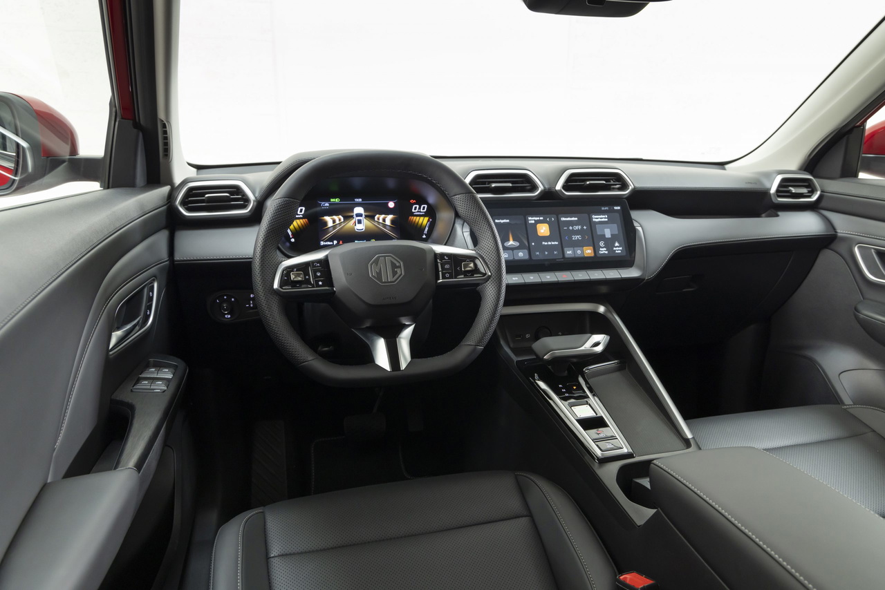 Vista del puesto de conducción del MG ZS híbrido, destacando su moderna instrumentación. Vista del puesto de conducción del MG ZS híbrido, destacando su moderna instrumentación.