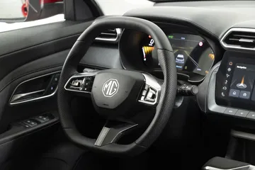 Vista del volante y panel de instrumentos del MG ZS híbrido.