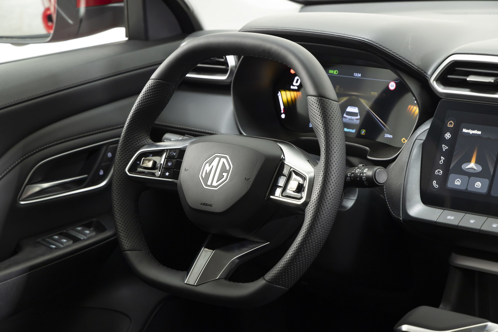 Vista del volante y panel de instrumentos del MG ZS híbrido.