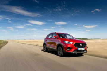 Vista lateral del MG ZS, destacando su línea dinámica y diseño moderno.