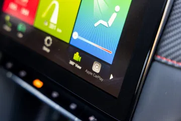 Vista cercana del sistema de infotainment del MG ZS, mostrando su interfaz.