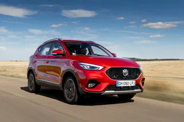 Vista lateral del MG ZS, destacando su diseño como SUV económico.