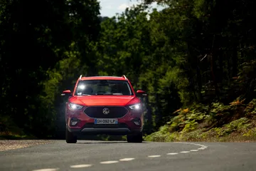 Vista frontal del MG ZS, liderando el mercado como el SUV más económico.