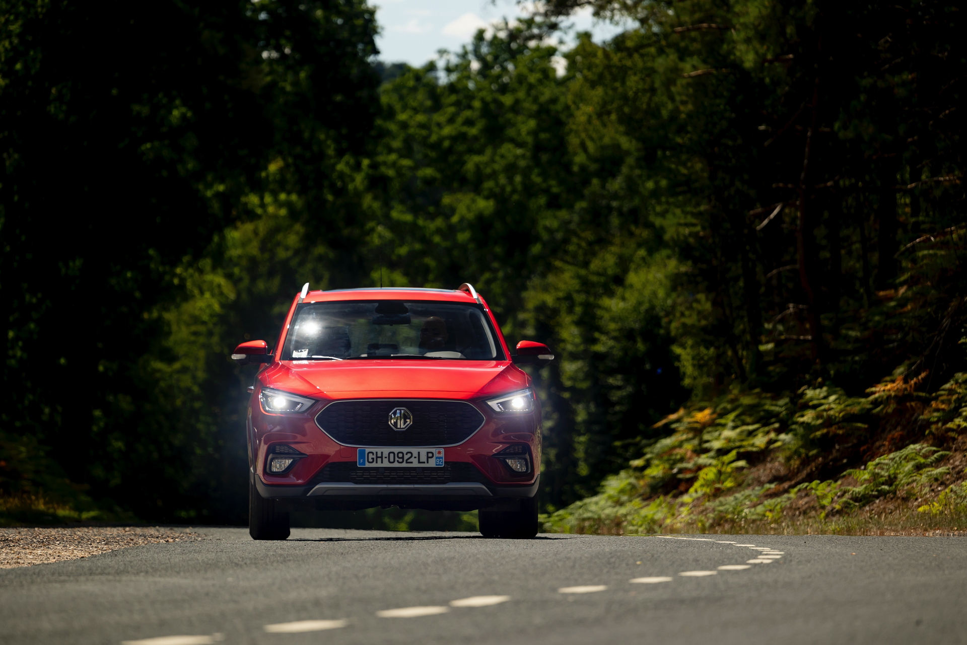 Vista frontal del MG ZS, liderando el mercado como el SUV más económico.
