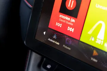 Vista cercana del sistema de infoentretenimiento del MG ZS.