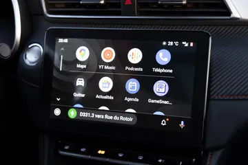 Pantalla táctil central del MG ZS, moderna y funcional.