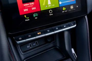 Consola central del MG ZS mostrando pantalla táctil y controles de climatización.