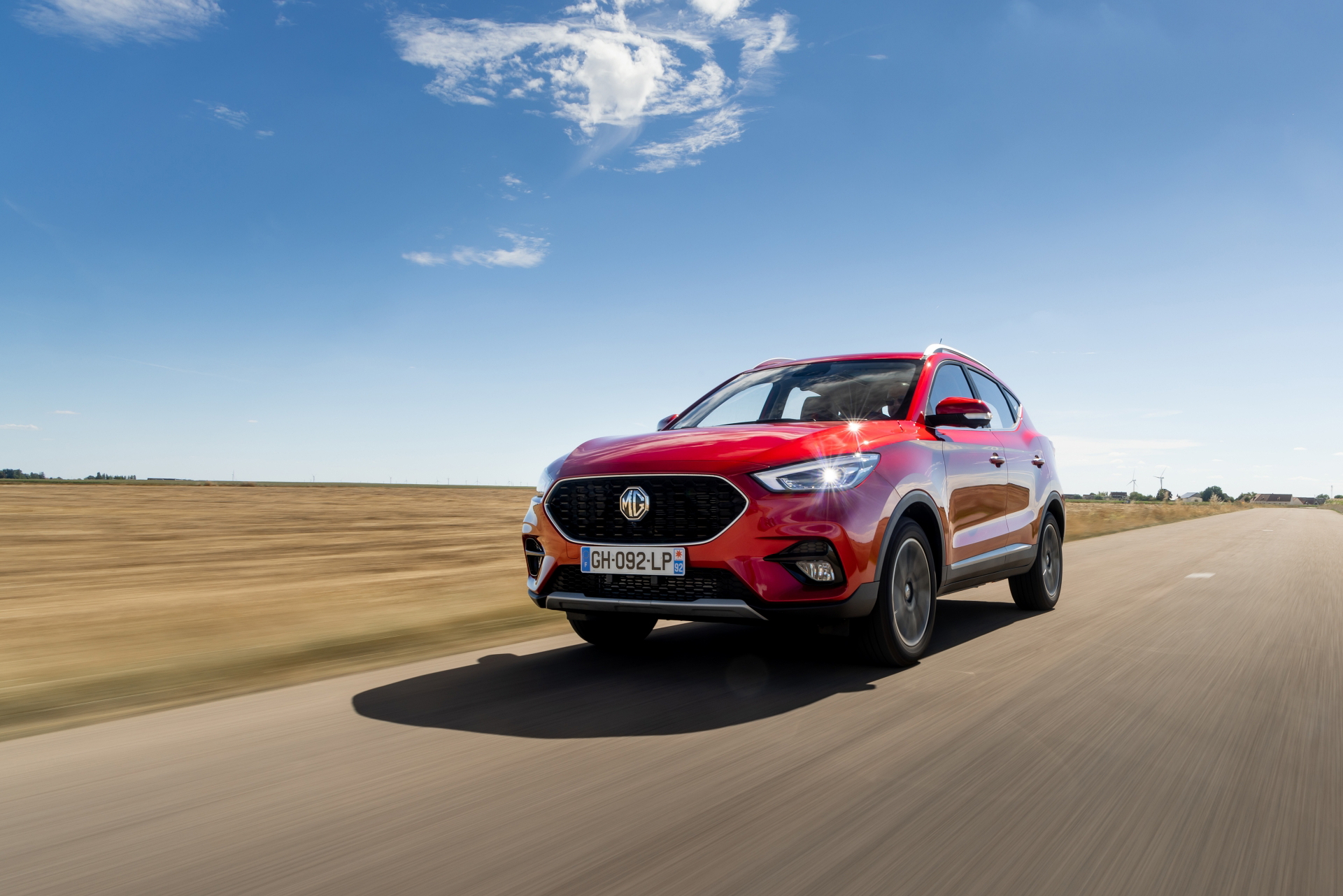 Vista dinámica del MG ZS, destacando su línea lateral y diseño moderno.