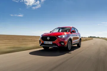 El MG ZS en dinámica muestra su perfil y frontal agresivos