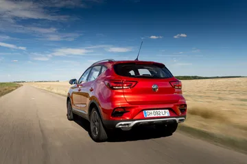Vista trasera y lateral del SUV económico MG ZS