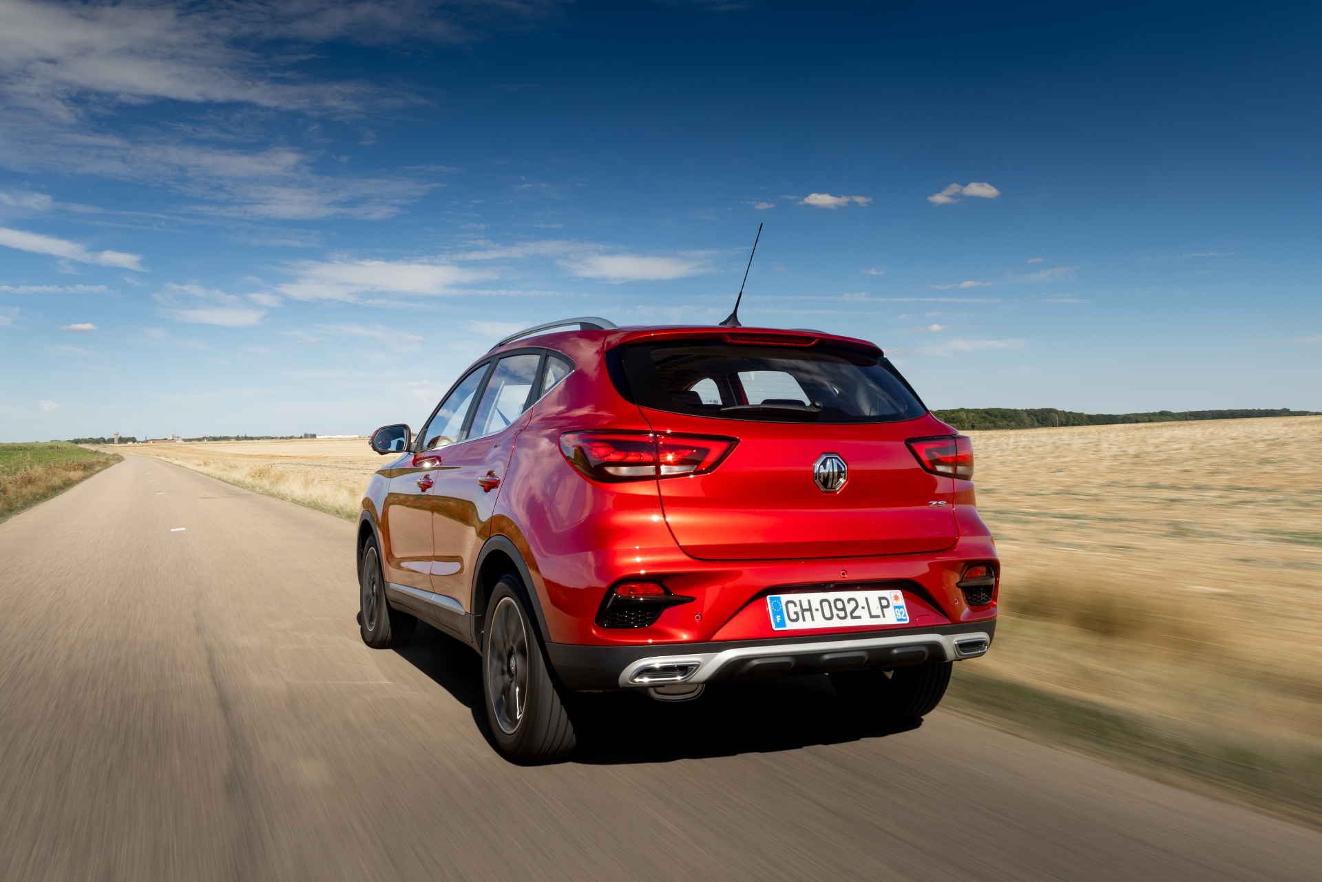 Vista trasera y lateral del SUV económico MG ZS