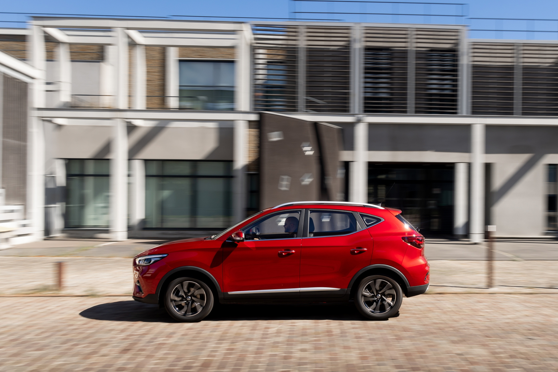Vista lateral del MG ZS, destacando su diseño como el SUV más económico en España.