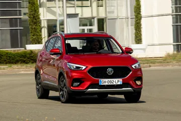 El MG ZS muestra su frontal y lateral, destacando su diseño accesible y funcional.