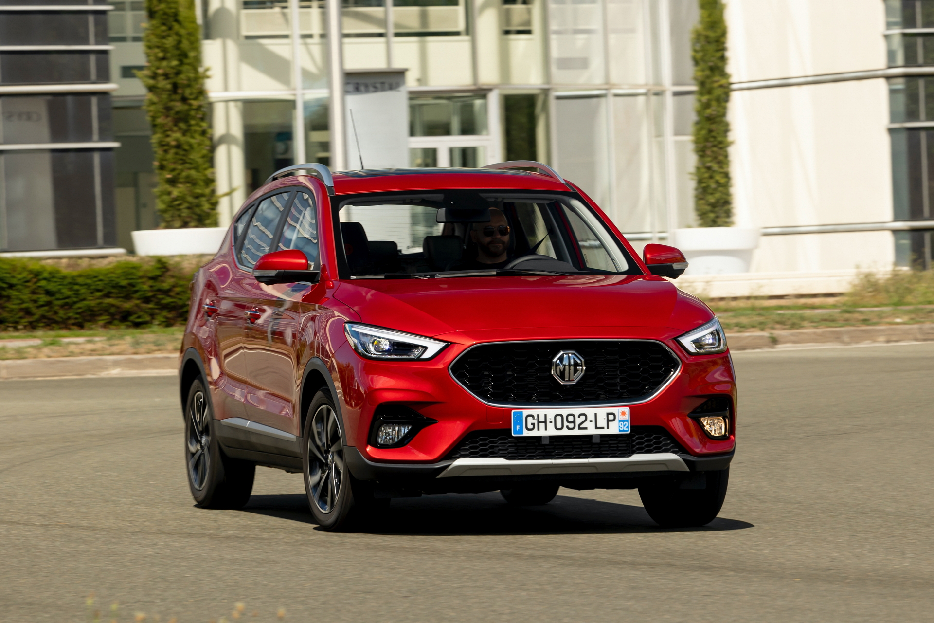 El MG ZS muestra su frontal y lateral, destacando su diseño accesible y funcional.