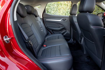 Vista de los asientos de piel del MG ZS, destacando su confort y diseño.