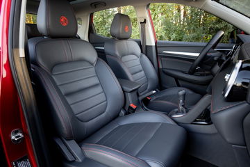 Vista interior del MG ZS mostrando la calidad y diseño ergonómico de sus asientos.