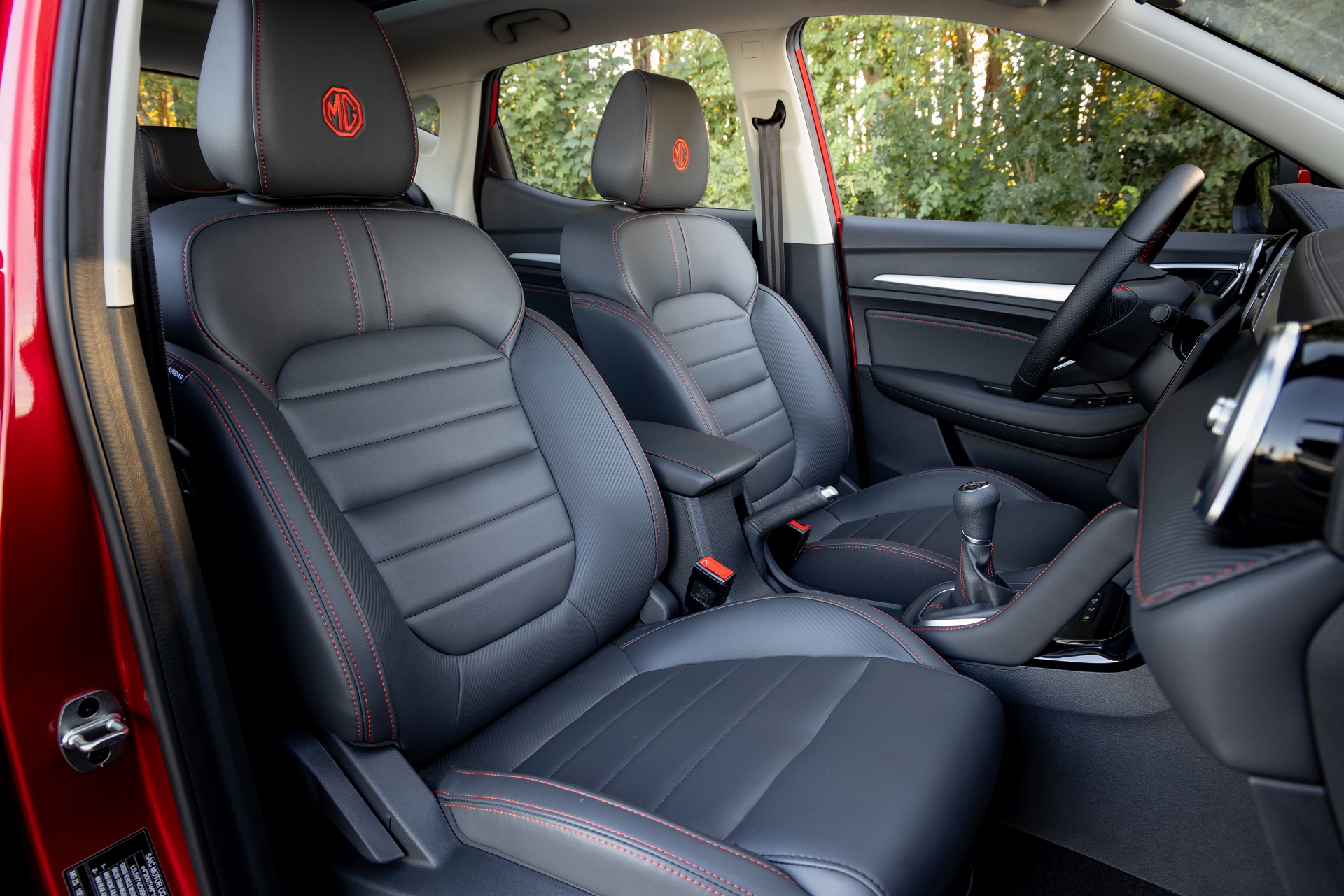 Vista interior del MG ZS mostrando la calidad y diseño ergonómico de sus asientos.