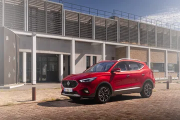 El MG ZS muestra su línea lateral sofisticada y elegante, el SUV con el descuento más atractivo del mercado.