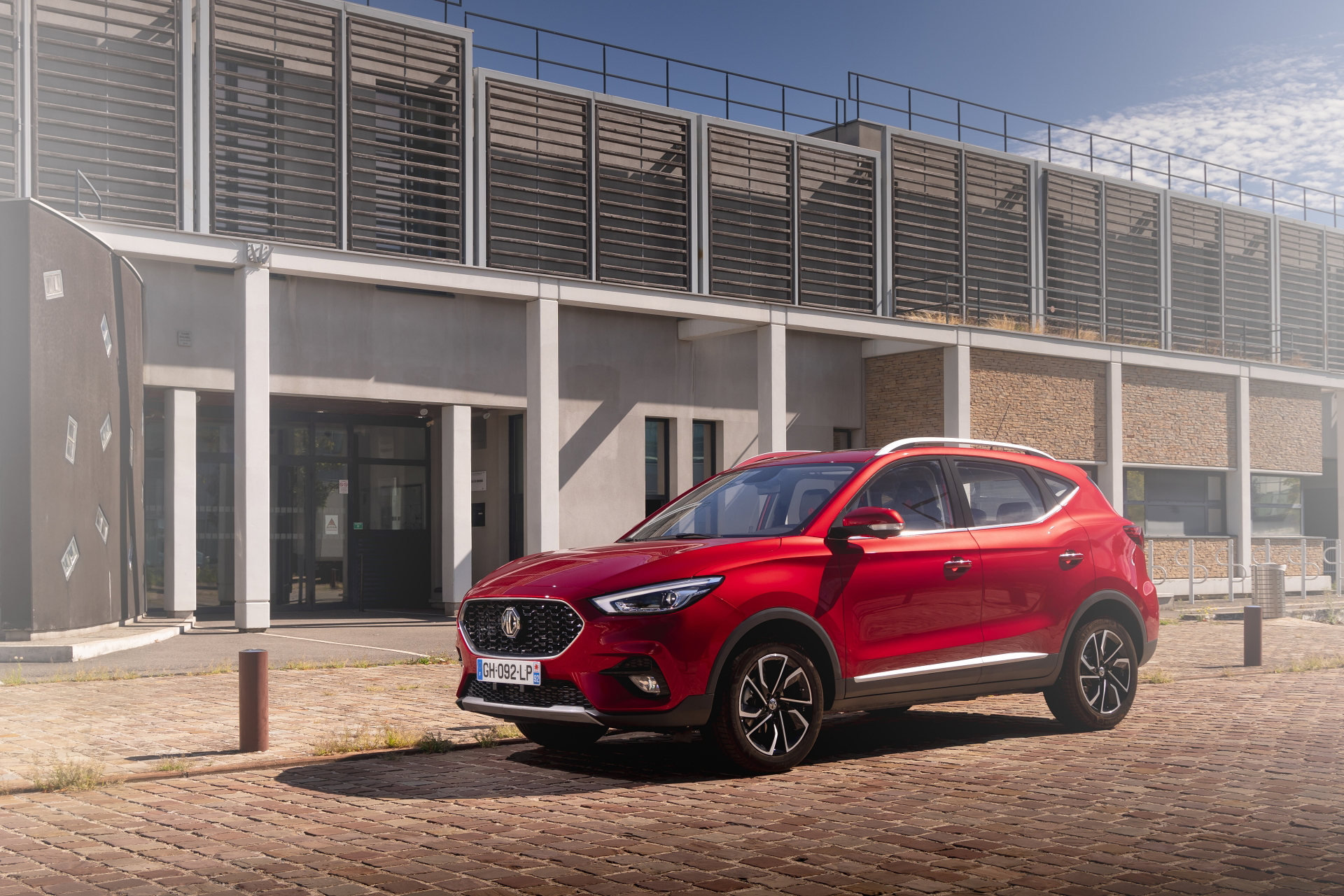El MG ZS muestra su línea lateral sofisticada y elegante, el SUV con el descuento más atractivo del mercado.