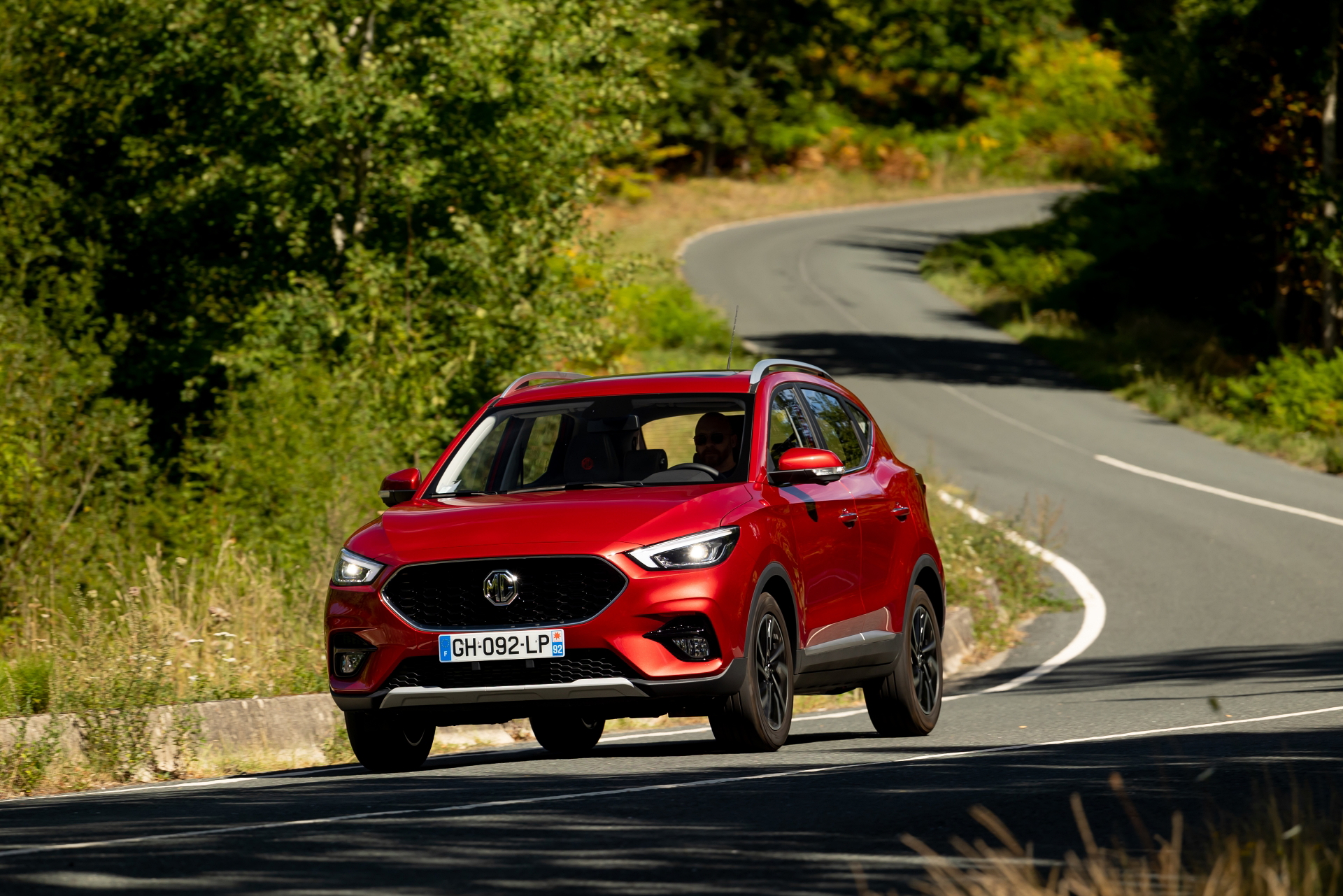 MG ZS en movimiento, mostrando su línea lateral y diseño