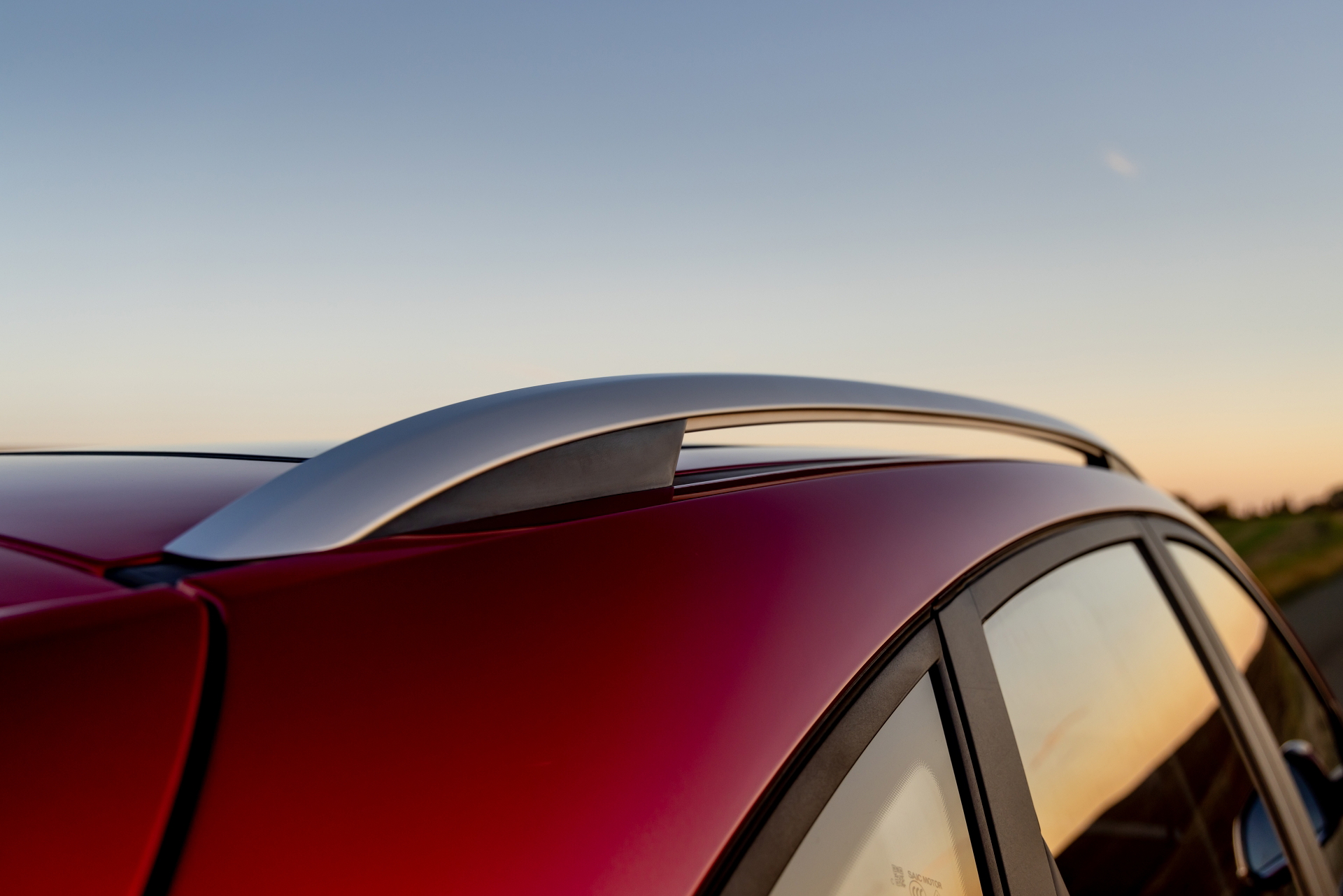 Vista del techo y línea lateral del MG ZS, mostrando su diseño estilizado.