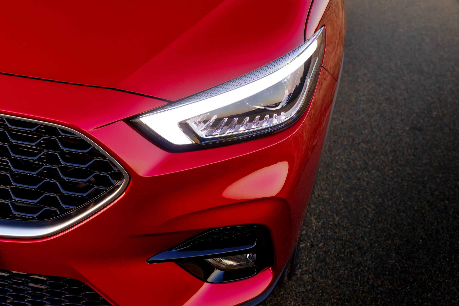 Vista parcial delantera del MG ZS, resaltando su diseño y faros característicos.