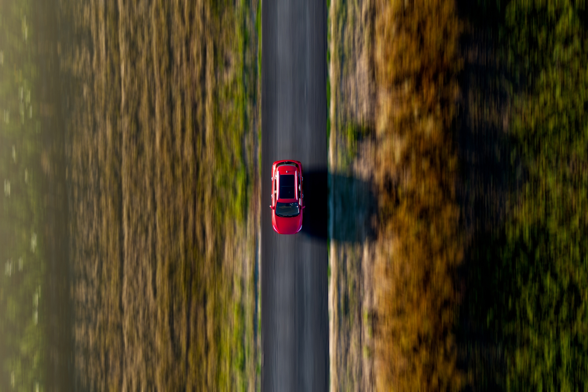 Vista aérea del MG ZS demostrando su diseño compacto y dinámica de conducción en carretera