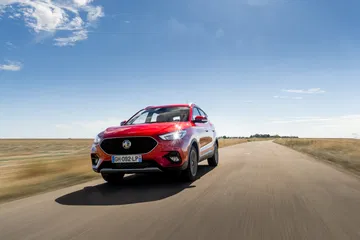 Vista dinámica del MG ZS, mostrando su diseño frontal y lateral en movimiento.