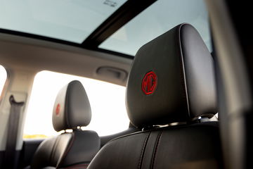 Vista interior del MG ZS con techo panorámico y asientos en primer plano